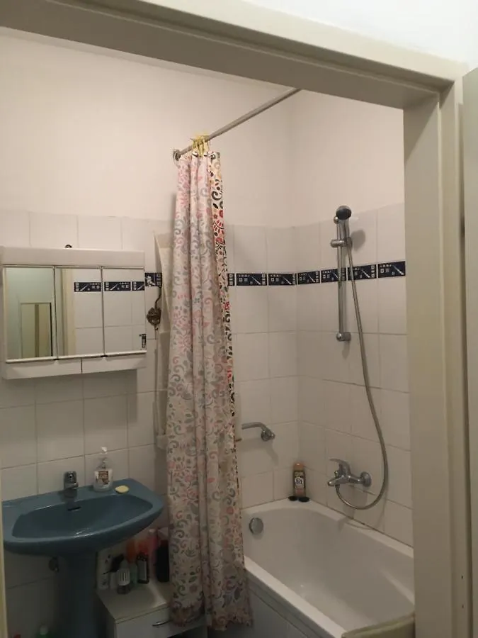 Geraumige, Funktionale, Schlichtere, Preiswerte Unterkunft Vienna 0*,  Austria